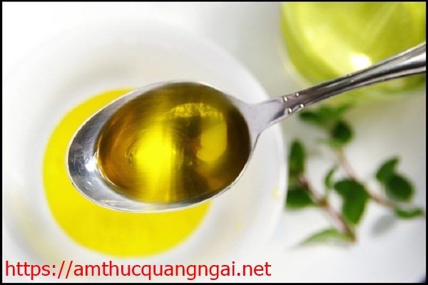 Tẩy vết keo 502 tr&ecirc;n gỗ bằng dầu ăn