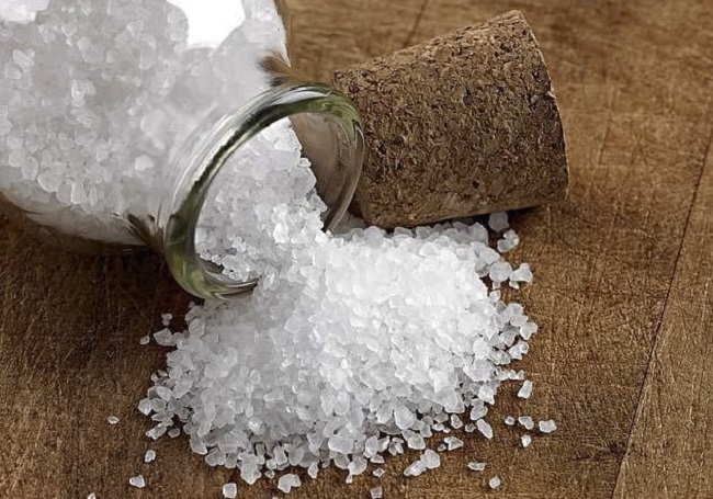 Sử dụng ph&egrave;n chua để tẩy trắng bồn cầu bị b&aacute;m cặn v&ocirc;i